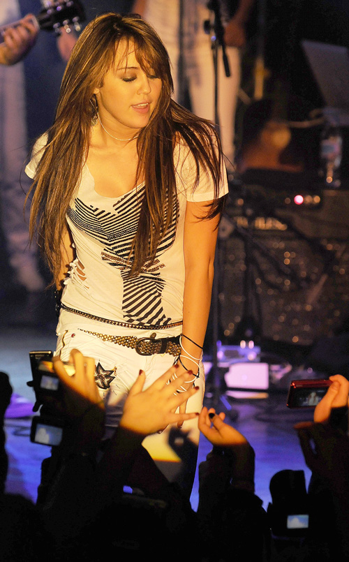 miley-cyrus-parisa-10308-1.jpg