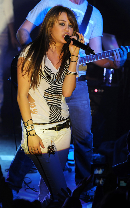 miley-cyrus-parisa-10308-2.jpg