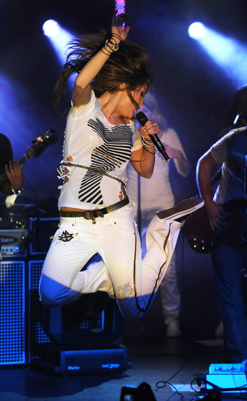 miley-cyrus-parisa-10308-5.jpg