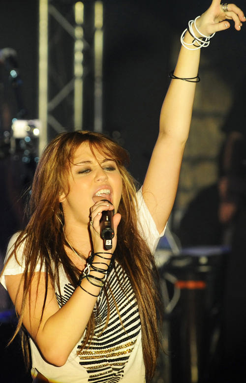 miley-cyrus-parisa-10308-6.jpg