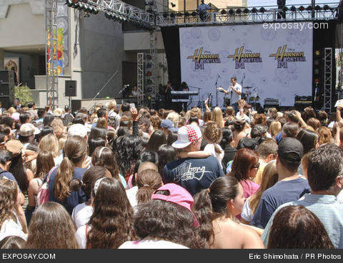 hannah_montana_and_miley_cyrus_audience_5ttO3.jpg