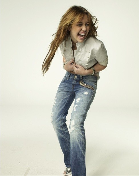 Miley-at-Glamour-magazine-miley-cyrus-8367440-488-618.jpg